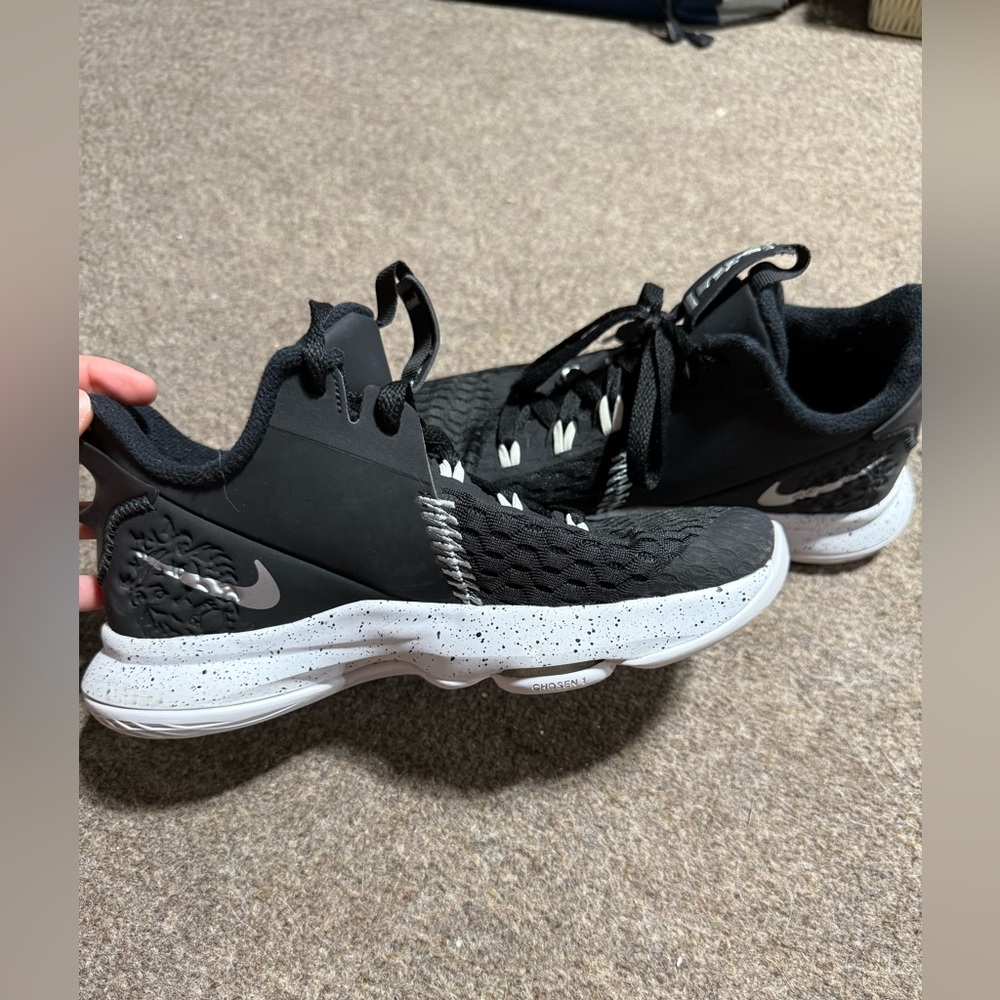 Nike LeBron Witness 5 Sneakers